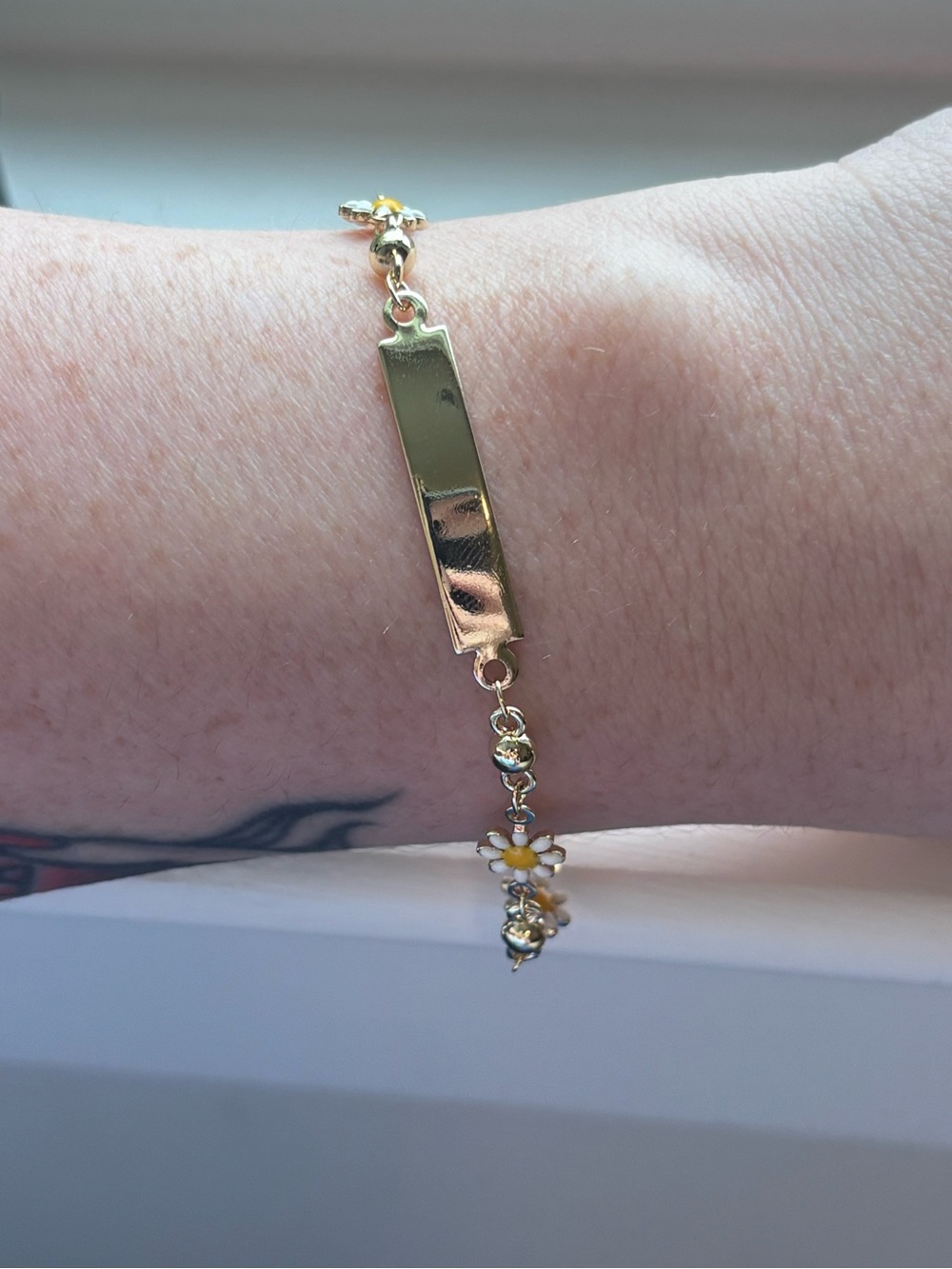 Gold Plated Daisy Nameplate Bracelet Floral Chain ID Petite Bracelet Cute Trendy - Picture 3 of 8